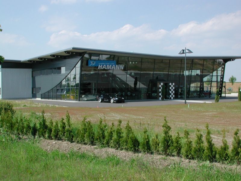 Neubau einer Ausstellungshalle mit Werkstatt und Lager; Neubau von Fertigteilgaragen