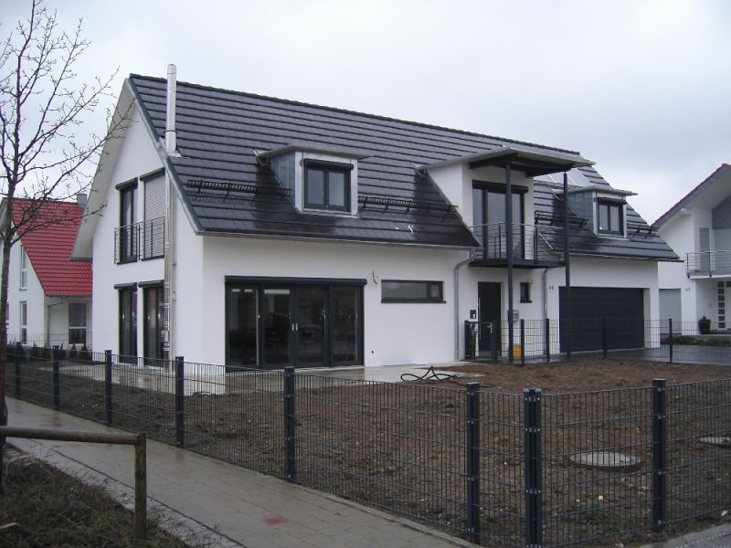 Neubau Wohnhaus und Garagenerweiterung mit Poolanlage