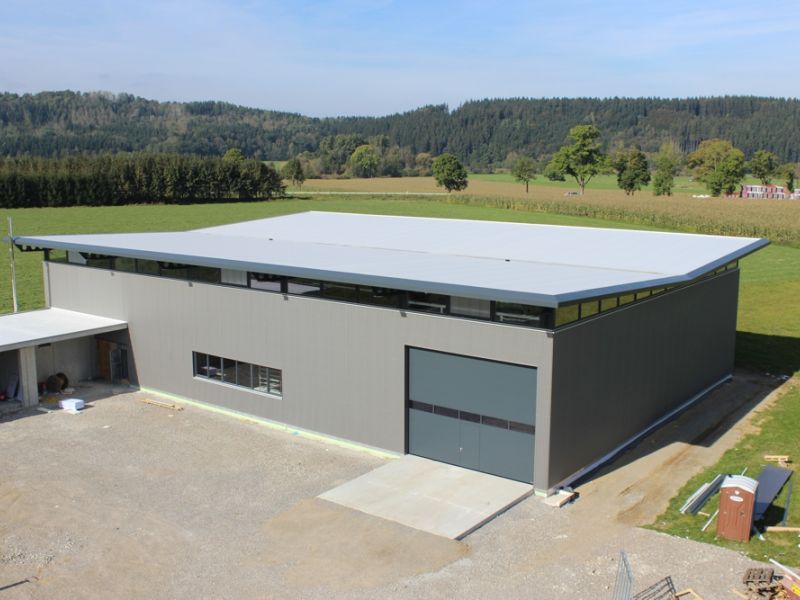 Neubau einer Produktions- und Lagerhalle; Neubau einer Betriebsleiterwohnung mit Garagen